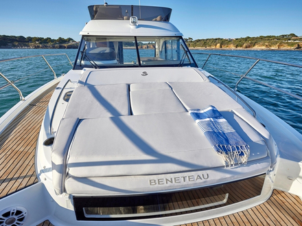 La partie avant du bain de soleil de relève pour former une banquette bien agréable pour s'isoler.