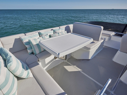Le flybridge est très bien équipé. Quatre places frontales, planche et dinette en U, rien ne manque