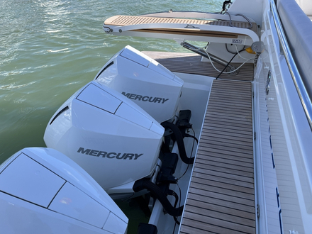 Le passage vers les moteurs est facilité par cette passerelle qui permettra aussi de faciliter les accostages à bâbord. Le passage vers les moteurs est facilité par cette passerelle qui permettra aussi de faciliter les accostages à bâbord.