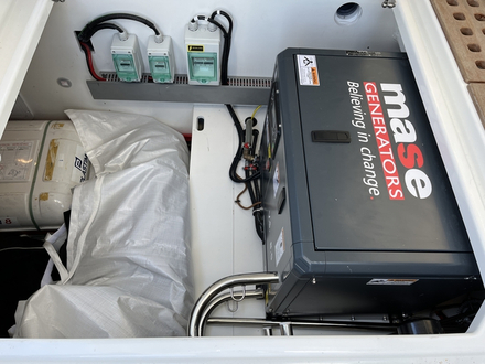 Les hors-bords dégagent une grande soute sous le cockpit, où l'on pourra stoker une très grande annexe.