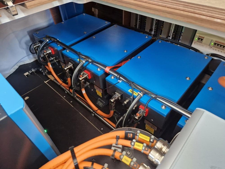 À l'intérieur, rien ne change : les batteries installées sous le plancher enlèvent un peu de stockage, mais les moteurs sont dans leur cale dédiée.