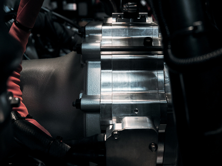 Voilà à quoi ressemble un moteur électrique accouplé à un moteur thermique.