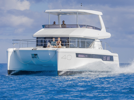 Les car&egrave;nes, minutieusement &eacute;tudi&eacute;es par logiciel CFD  (Computational Fluid Dynamics) lui conf&egrave;rent une tr&egrave;s belle stabilit&eacute; en courbe et permettent d'&eacute;voluer bien &agrave; plat.