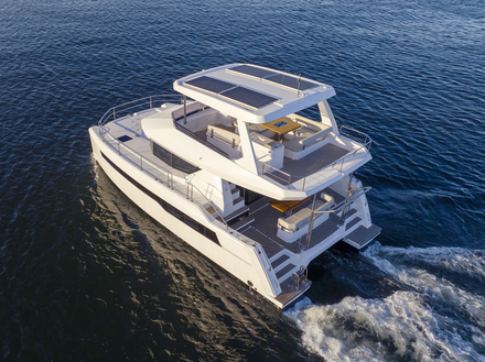 Les espaces disponibles sont bluffant pour une vedette de 12 m&egrave;tres. Les 2 400 watts de panneaux solaires alimentent tout le confort &agrave; bord, sauf la climatisation.