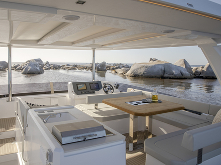 Le flybridge du 40 est immense. Toutes les fonctions y tr&ocirc;nent et l'acc&egrave;s par l'escalier en pente douce est royal.