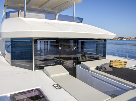 L'acc&egrave;s par la porte frontale donne acc&egrave;s au bain de soleil et depuis la barre, on acc&egrave;de &agrave; la plage avant en deux enjamb&eacute;es pour lancer une amarre.