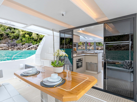 La table du cockpit est bien dimensionn&eacute;e et une fois la baie vitr&eacute;e ferm&eacute;e, l'insonorisation est tr&egrave;s bonne &agrave; l'int&eacute;rieur.