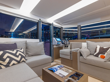 Tr&egrave;s lumineux et visualisateur pendant la journ&eacute;e, le carr&eacute; se montre intimiste et douillet le soir venu.  