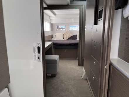 La suite propri&eacute;taire, tr&egrave;s spacieuse et pourvue de rangement XXL joue une petite note de luxe avec ses moquettes &eacute;paisses et son lit king size en ilot. Notez la porte coulissante.