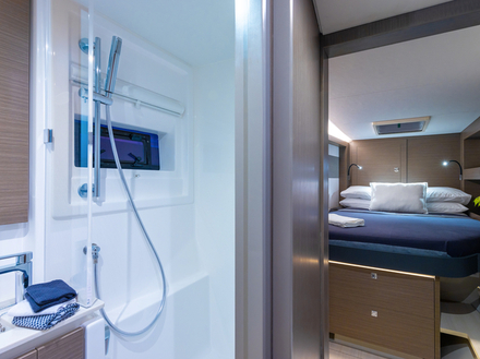 Dans la coque &laquo; invit&eacute; &raquo; la grande salle d?eau unique poss&egrave;de sa douche s&eacute;par&eacute;e. Les placages sur contreplaqu&eacute; facilitent les r&eacute;parations ou les ajouts.