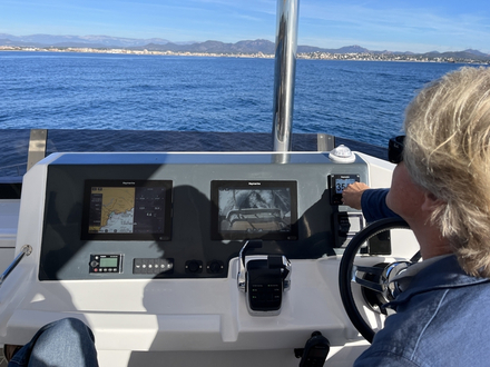 Le poste de barre au fly est tr&egrave;s agr&eacute;able avec une belle banquette double et le bateau r&eacute;agit vraiment bien sous pilote.