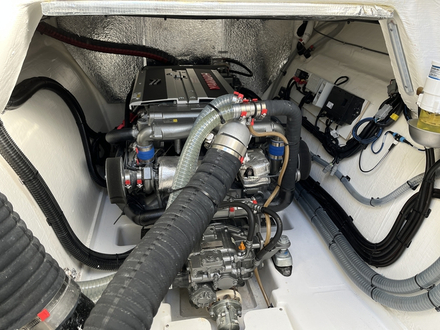 Les moteurs sont avanc&eacute;s pour installer une ligne d'arbre hyper fiable. Cela d&eacute;gage beaucoup d'espace de stockage vers l'arri&egrave;re des cales.