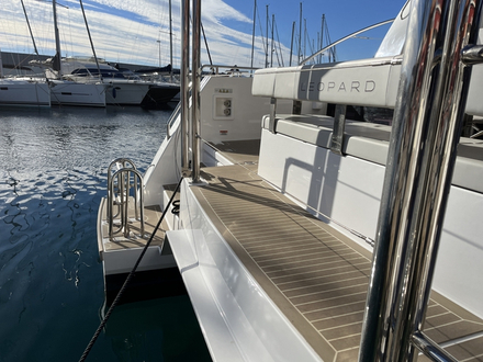 Le bridgedeck arri&egrave;re est tr&egrave;s pratique, en revanche, il n'y a pas de plateforme hydraulique trop handicapante dans cette taille.
