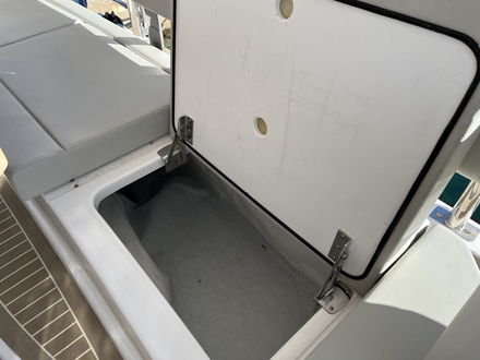 L'&eacute;paisseur de la nacelle procure des coffres de stockage tr&egrave;s profond. Les r&eacute;servoirs sont aussi dans la nacelle.