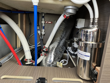 Un filtre purificateur d'eau permet de boire l'eau des cuves. Finies les bouteilles en plastique.