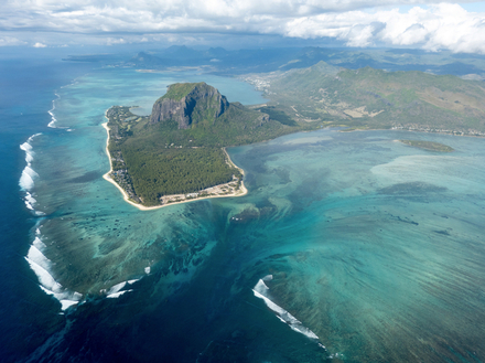 C'est au pied du Morne Brabant, classé au patrimoine de l'UNESCO, que se rejoignent les randonneurs et les surfeurs pour profiter de ce site emblématique de l'île. 