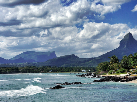 La baie de Tamarin, située au Sud-Ouest de l'île, est un lieu incontournable. Brian Furcy, natif de Tamarin, souligne que cette baie est le spot idéal pour apprendre à surfer. 