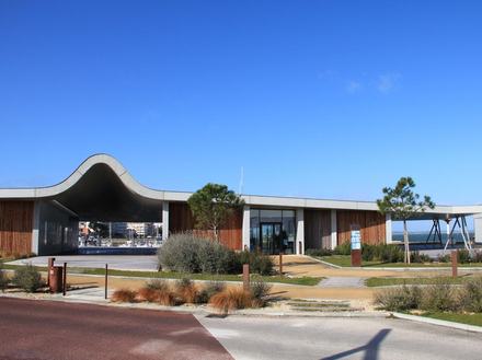 "Il y a 10 ans nous avons refait le bâtiment de la capitainerie et construit à côté La Maison de la Mer, qui loge actuellement trois associations de plaisanciers." Nautisme Article