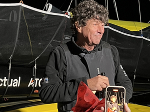 Jean Le Cam : une premiere victoire sur Tout commence en Finistère - Armor-lux