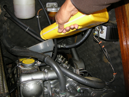 Un entonoir évite de renverser l'huile Un entonoir évite de renverser l'huile