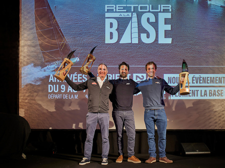 Le podium : Yoann Richomme au centre, entouré de Jérémie Beyou et Sam Goodchild