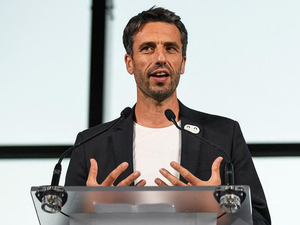 JO-2024/Tahiti : le projet de construction d'une tour pour le surf continue, assure Estanguet