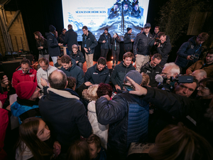 La belle complicité entre les skippers et le public sur le village de l'ARKEA ULTIM CHALLENGE - Brest