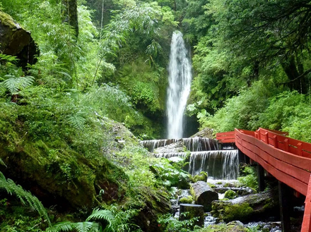 Passerelle rouge des thermes Geometricas
