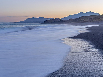 Plage au Nord de Kaikoura, Nouvelle-Zélande Plage au Nord de Kaikoura, Nouvelle-Zélande