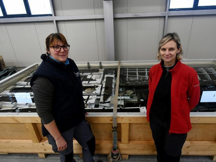 L'archéologue sous-marine Ida Koncani Uhac et la restauratrice Monika Petrovic devant un bassin spécial de dessalage contenant les restes du bateau "Zambratija", L'archéologue sous-marine Ida Koncani Uhac et la restauratrice Monika Petrovic devant un bassin spécial de dessalage contenant les restes du bateau "Zambratija",