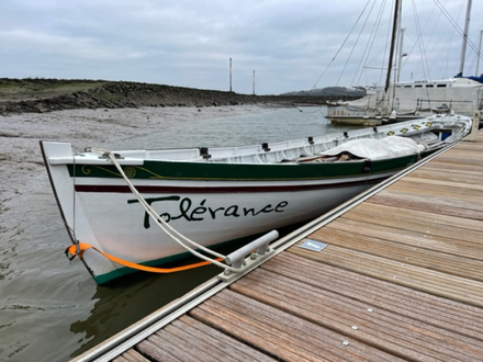 Amarré en en va-et-vient. C'est parfait. Amarré en en va-et-vient. C'est parfait.