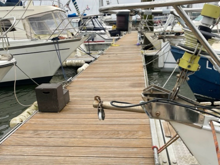 Le bout-dehors qui empiète sur le ponton, c'est dangereux... Le bout-dehors qui empiète sur le ponton, c'est dangereux...