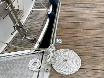 Amarre joliment lovée. C'est joli sur le bateau. Sur le ponton, c'est encombrant Amarre joliment lovée. C'est joli sur le bateau. Sur le ponton, c'est encombrant