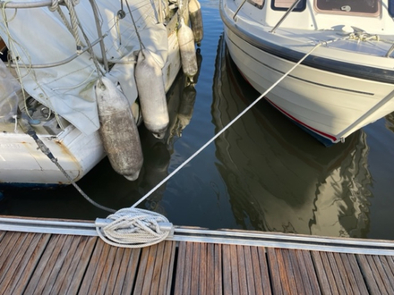 Taquet très encombré. Taquet très encombré.