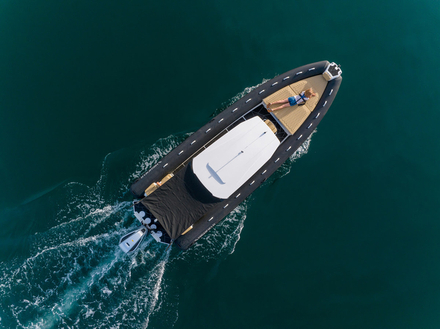 Le Sport 800 reprend tous les détails supérieurs du Sport 900 mais dans une taille qui peut facilement être remorquée ou mise à l'eau à partir d'une cale sèche. Nautisme Article