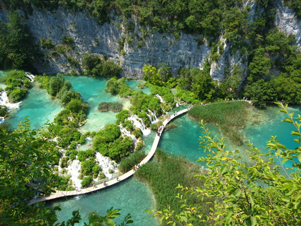 Les eaux émeraudes et turquoises du lac Plitvice en Croatie Les eaux émeraudes et turquoises du lac Plitvice en Croatie