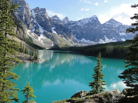 Lac Moraine nich&eacute; entre les montagnes du Canada 