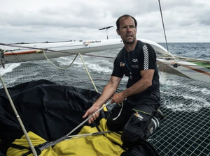 Coville : « mon système de descente de foil tribord s'est cassé »