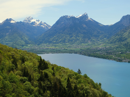 Lac d'Annecy dans les Alpes 