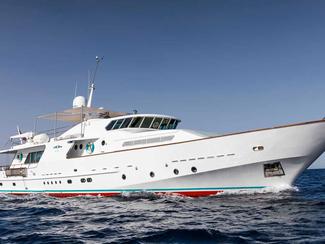 Un yacht mythique de James Bond dans le sud de...