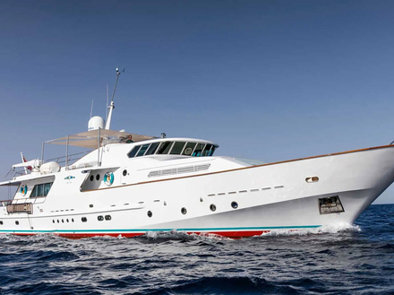 Le Vespucci sur le chantier naval Rodriguez Yachts à Vallauris, Golfe-Juan  Le Vespucci sur le chantier naval Rodriguez Yachts à Vallauris, Golfe-Juan