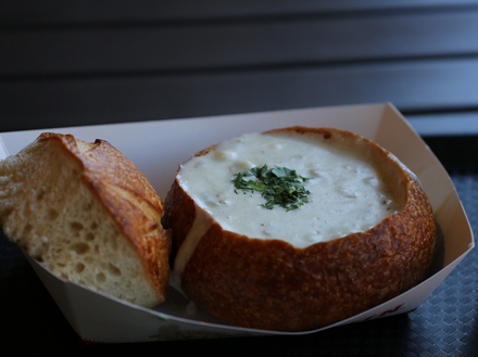 "Clam Chowder", une soupe de palourde souvent servie dans un pain boule