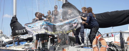 Pen Duick VI prend la premi&egrave;re place de l'&eacute;tape 3, r&eacute;put&eacute;e la plus difficile