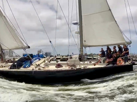 Pen Duick VI franchit la ligne d?arrivée à Punta del Este le jour de la célébration du 100e anniversaire du Yacht Club Punta del Este Nautisme Article