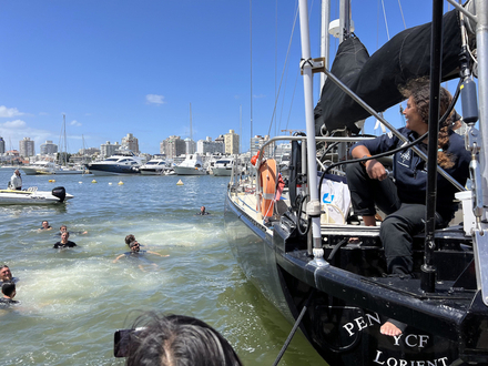 Marie célèbre sa victoire en rejoignant son équipage pour une baignade de célébration après le champagne Nautisme Article