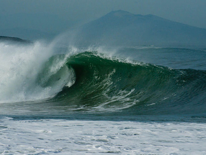 Coup de mer sur le menu : une terrasse de Nice bousculée par une vague !