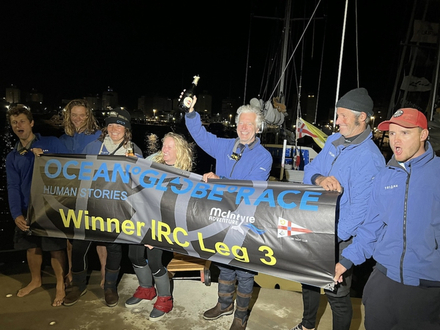 Le petit voilier qui surprend! Triana remporte la première place en IRC malgré le fait qu'il soit l'un des plus petits voiliers de la flotte. Le petit voilier qui surprend! Triana remporte la première place en IRC malgré le fait qu'il soit l'un des plus petits voiliers de la flotte.