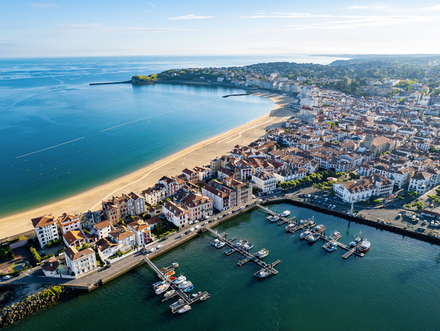 Saint-Jean-de-Luz occupe une place privilégiée au sud de la côte basque, à proximité de la frontière espagnole.  Saint-Jean-de-Luz occupe une place privilégiée au sud de la côte basque, à proximité de la frontière espagnole.