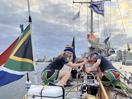 Même s?ils n?ont pas franchi la ligne dans leurs couleurs sud-africaines habituelles, le second Melissa Du Toit et Aurora ont vite changé de tenue pour les célébrations suivant leur arrivée Même s?ils n?ont pas franchi la ligne dans leurs couleurs sud-africaines habituelles, le second Melissa Du Toit et Aurora ont vite changé de tenue pour les célébrations suivant leur arrivée