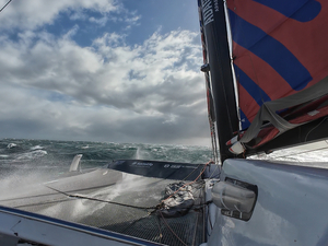 Après l'hostilité du Grand Sud, la bagarre pour Eric Péron ! - ARKEA ULTIM CHALLENGE Brest